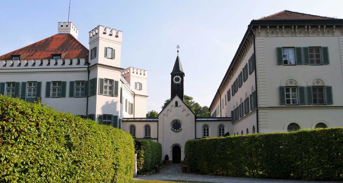 Blick auf das Schloss Possenhofen am Starnberger See