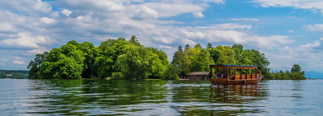 Blick auf die Roseninsel im Starnberger See Blick auf die Roseninsel im Starnberger See
